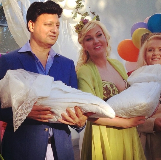 Певица Камалия показала своих дочек