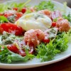 Салат из лосося с яйцом-пашот