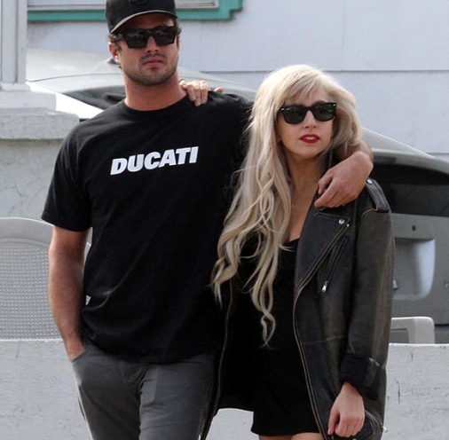 Леди Гаги меняет карьеру на пеленки