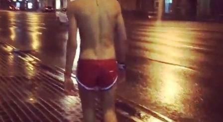 Сергей Зверев прогулялся по Москве в трусах