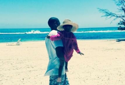 Бейонсе показала фото мужа с дочкой на отдыхе