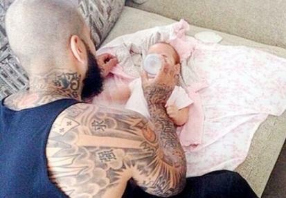 Тимати кормит свою маленькую дочку